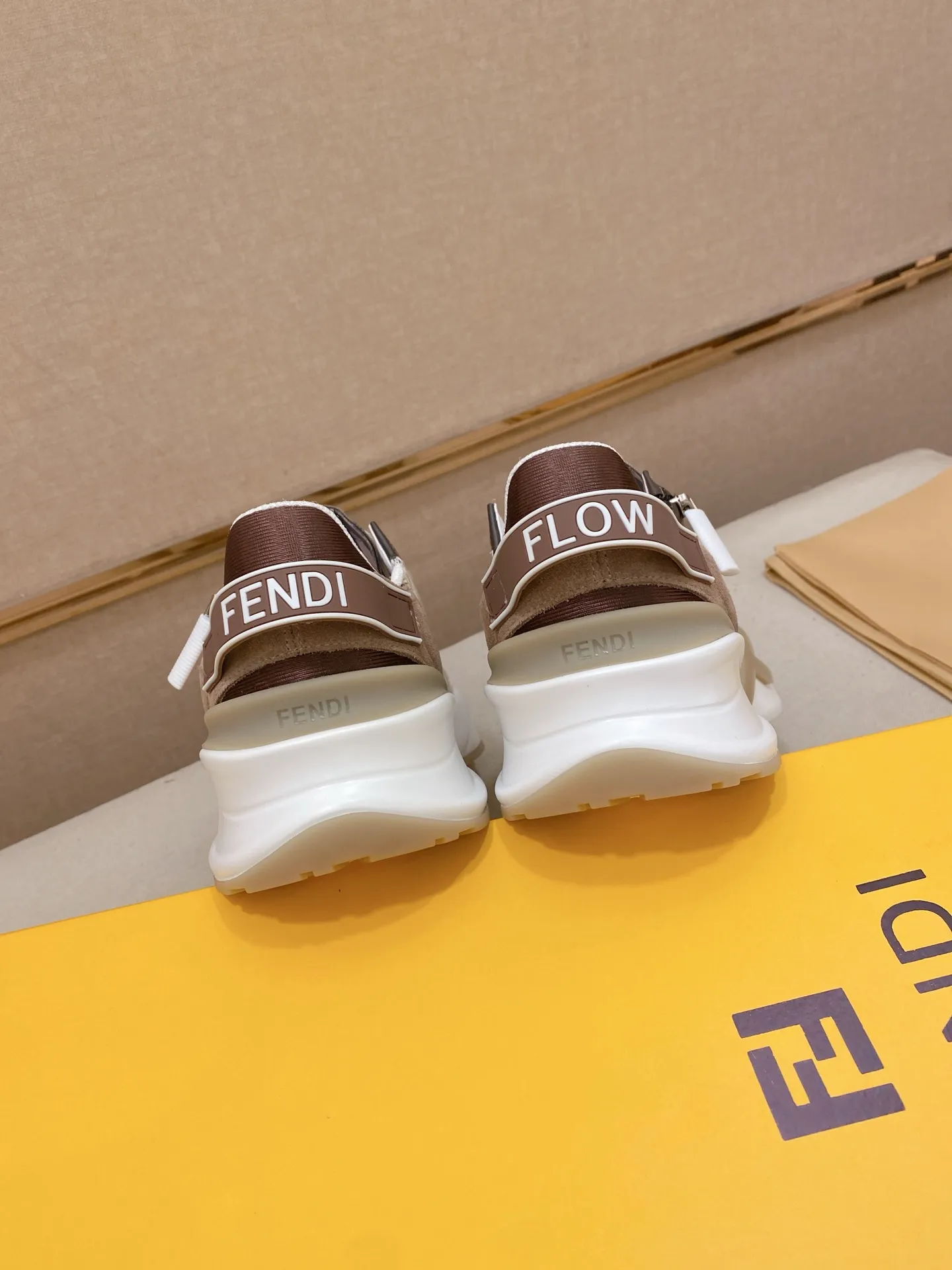 Factory price: 540💰(high version) [Fendi] Fendi’s latest casual shoes for men! Available at counters simultaneously! A one-to-one replica of the original. Made entirely of imported top-grain calfskin, the interior is made of top-grain water-dyed cowhide, and the original factory-supplied rubber outsole. Leading new fashion concepts. Matching code: 38-44 can be customized, 45 is not returnable!